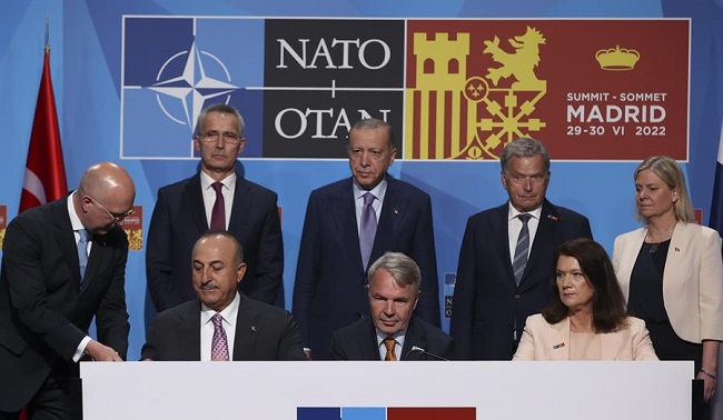 Los ministros de exteriores de Turquía, Mevlüt Çavusoglu; Finlandia, Pekka Haavisto, y Suecia, Ann Linde, firman un acuerdo para desbloquear el veto turco al acceso de esos países nórdicos a la OTAN