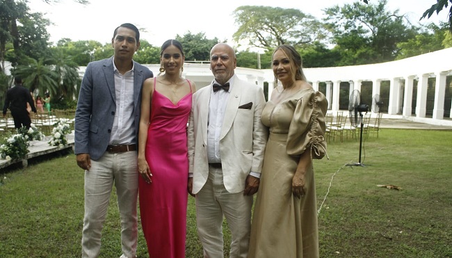 David Siogreen, Juliana Sánchez, Hernando Sánchez (papá novio) y Amira García (mamá novio).
