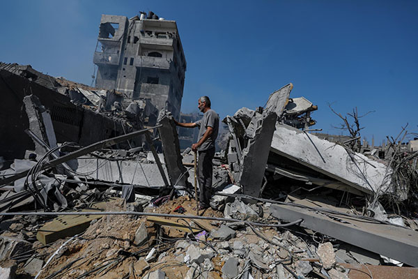 Un palestino inspecciona una casa destruida en el barrio de Al-Ramal tras un ataque aéreo israelí en la ciudad de Gaza. Más de 800 personas han muerto y más de 4.000 han resultado heridas, según el Ministerio de Salud palestino, después de que Israel comenzara Bombardeo del enclave palestino en respuesta a un ataque llevado a cabo por el movimiento islamista Hamás el 7 de octubre.
