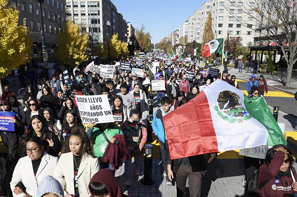 Cientos de inmigrantes y activistas pro inmigrantes marchan hacia la Casa Blanca para exigir al presidente, Joe Biden, que cumpla con su promesa de campaña