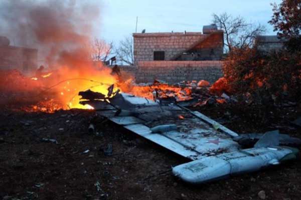 El Il-76 se estrelló a unos 50 kilómetros de la frontera ucraniana después de que se oyeran explosiones en el aire, según testigos oculares citados por las agencias rusas.