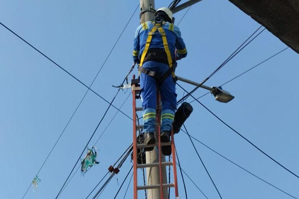 La falta de cancelación del servicio de energía eléctrica, dejará a más de 300 familias sin energía debido a la cuantiosa deuda en los barrios de Aeropuerto y Esperanza 2. 