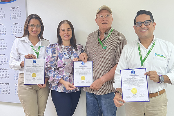 Ana Karina Brugés, jefe Sistemas de Gestión de Sociedad Portuaria; María Carolina Vives, directora ejecutiva BASC, Capítulo Santa Marta; Domingo Chinea, presidente de Sociedad Portuaria de Santa Marta; Óscar Gómez, gerente   Sostenibilidad y Sistemas de Gestión de Sociedad Portuaria