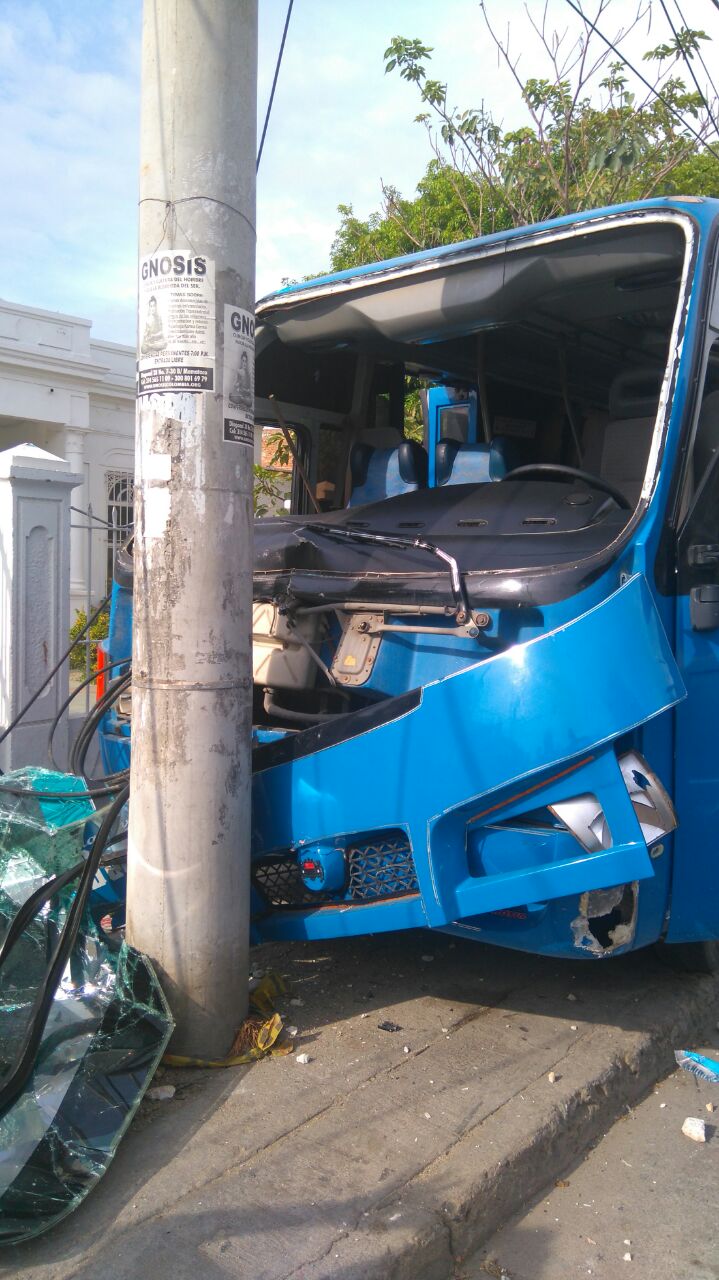 Sin parabrisas quedo autobús al colisionar con porte que arrancó de raíz y terminar estrellado con un poste de energía