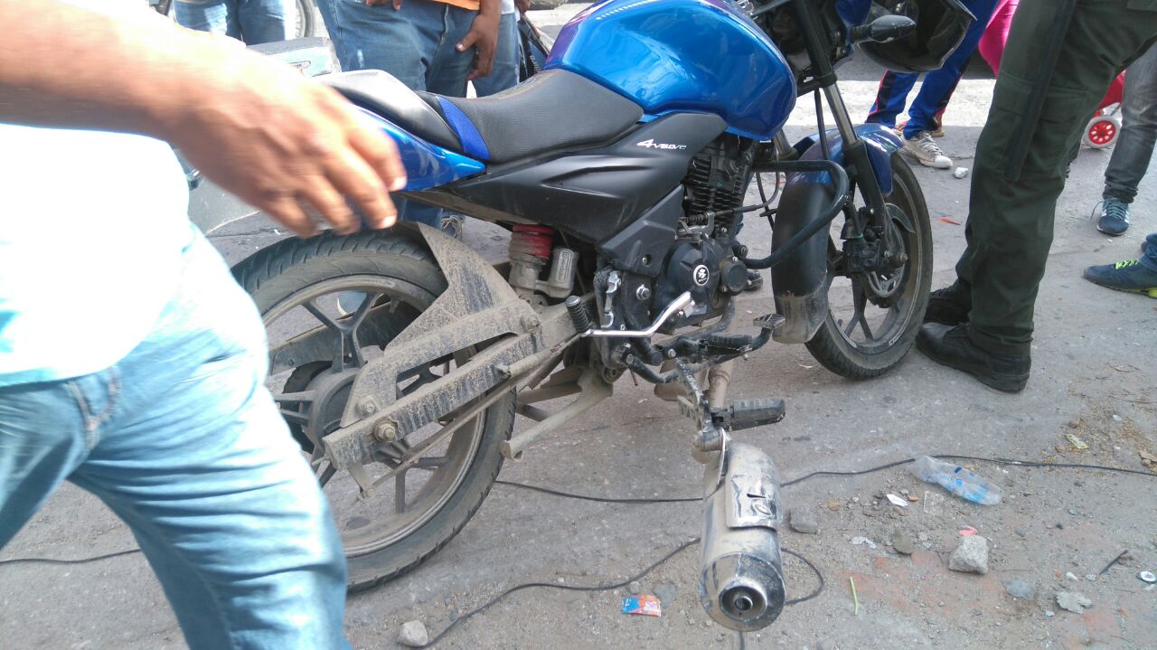 Motocicleta con la que colisionó el autobús de servicio público Motocicleta con la que colisionó el autobús de servicio público
