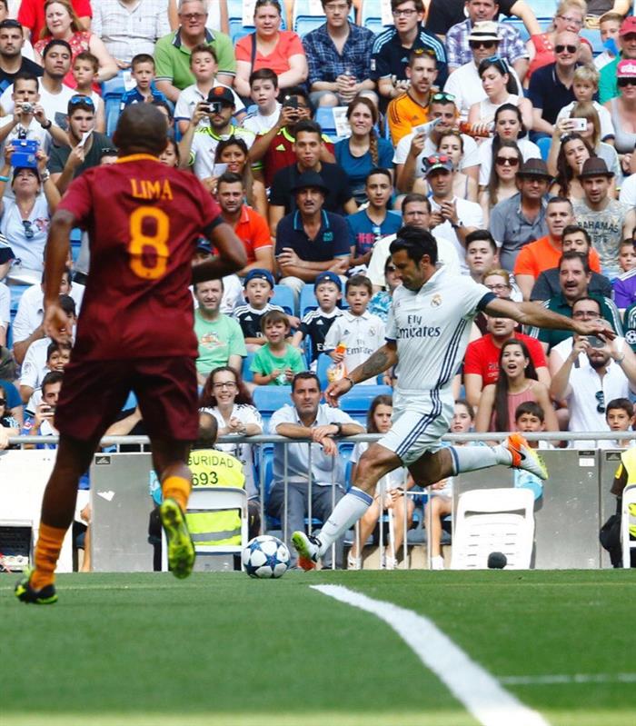 El jugador portugués Luis Figo durante el partido "Corazón Classic Match, latidos por África" entre leyendas del Real Madrid y el Roma disputado hoy en el estadio Santiago Bernabéu. EFE/J.P.GANDUL