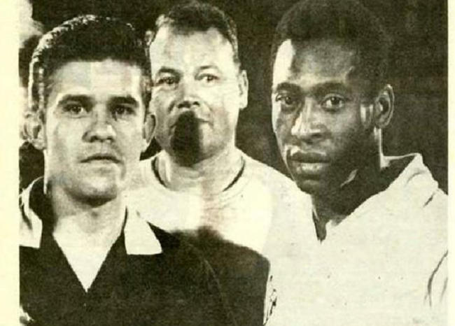 Guillermo 'Chato' Velásquez y Pelé / Foto de BLU Radio @viejocasale en Twitter