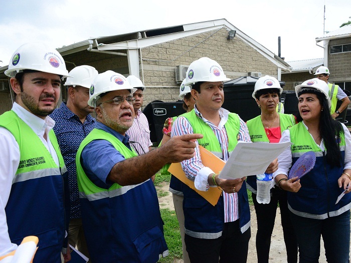 El Rector Pablo Vera Salazar durante la sesión, exponiendo los diferentes proyectos infraestructura ante los integrantes del Consejo Superior de Unimagdalena.