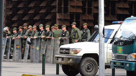 Policía venezolana apostada en las calles de Caracas. Foto: AFP