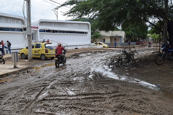 Vía de acceso al puesto de salud de Bastidas bloqueada por el lodo