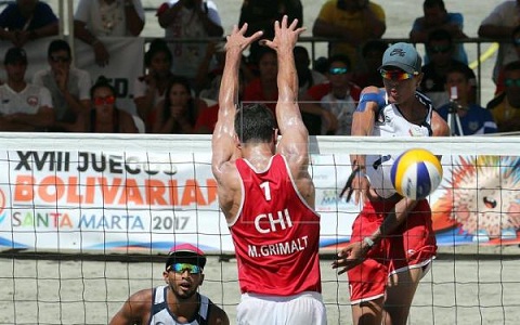  José Gómez (izq) y Rolando Hernández (der) rematan frente a Grimalt (cent) y Esteban Mauricio Grimalt (fuera de cuadro) de Chile 