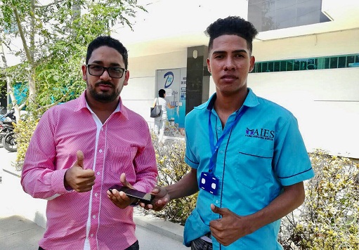 El joven Bryan Pertuz contactó al propietario del teléfono y se lo devolvió.