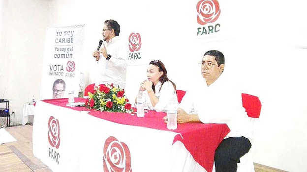 Iván Márquez, candidato al Senado por el partido Farc, junto a Patricia Caicedo, aspirante a la Cámara de Representantes por el movimiento Fuerza Ciudadana. 