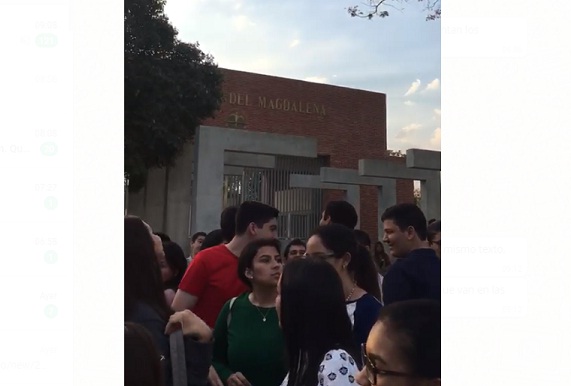 Estudiantes afuera de la Universidad del Magdalena, listos para presentar las pruebas