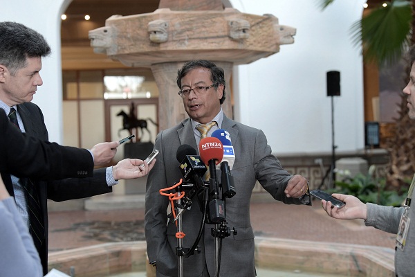 Gustavo Petro atiende a los periodistas tras su reunión con el secretario general de la Organización de Estados Americanos (OEA), EFE.
