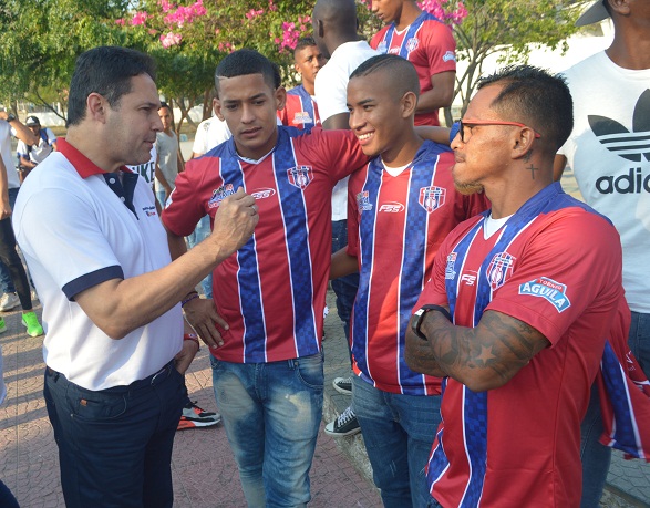 Honorio Henríquez y jugadores del Unión Magdalena. Foto: César Barrera