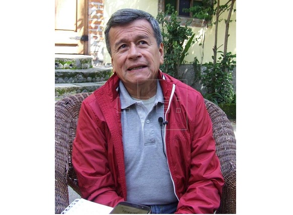 El jefe negociador del ELN, Pablo Beltrán, habla durante una entrevista con Efe en Sangolquí (Ecuador). EFE
