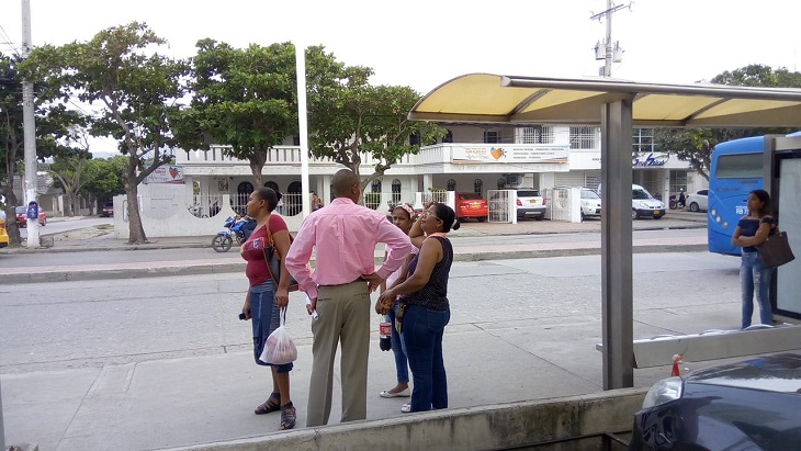 Ciudadanos tardan hasta más de una hora en los paraderos de buses