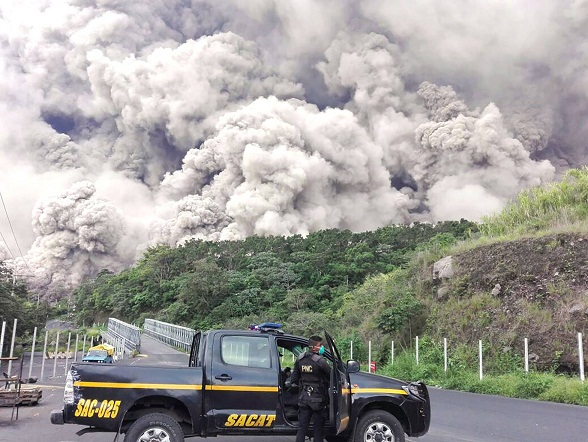 Un equipo de búsqueda y rescate de la policía de Guatemala frente al Volcán de Fuego tras su erupción