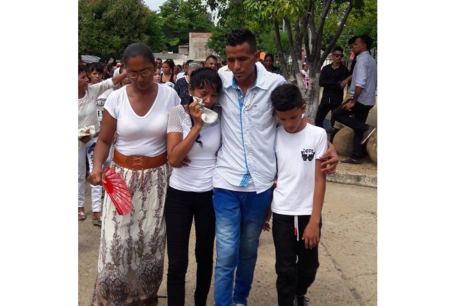 Elisa Navarro, esposa de Gilberto Luna, junto con sus familiares durante el sepelio.