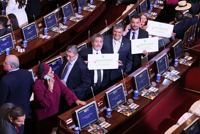 Integrantes del partido Farc Victoria Sandino (i), Pablo Catatumbo (2-i) y Luis Alberto Albán (c) asisten a la instalación del nuevo periodo de sesiones del Congreso.