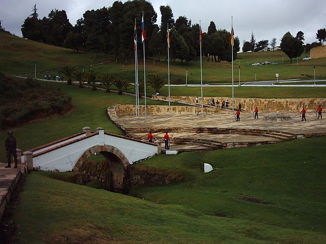 Puente de Boyacá. Monumento y puente construido en el lugar de la batalla, reemplazando al puente original