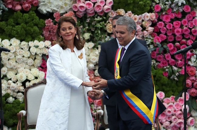 El nuevo presidente colombiano, Iván Duque Márquez (d), y su vicepresidenta, Marta Lucía Ramírez