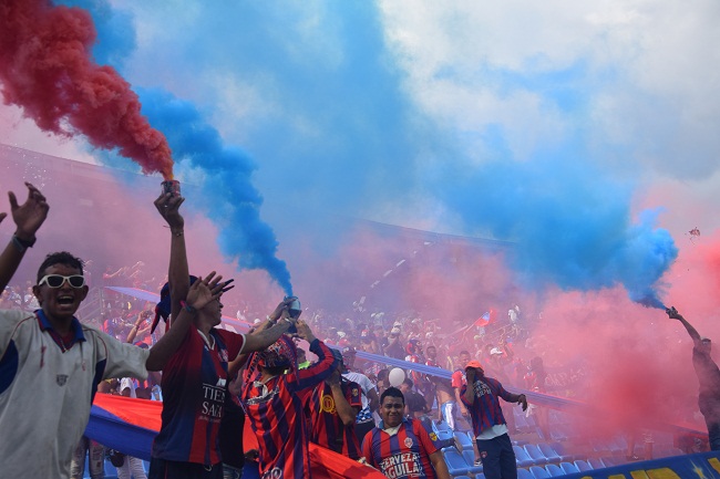 El estadio Sierra Nevada se tiñó de azul y rojo. Foto: Edgar Fuentes