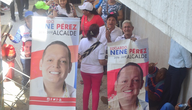 Cienagueros aguardan afuera de la Fiscalía con afiches y mensajes de apoyo al Alcalde municipal de Ciénaga