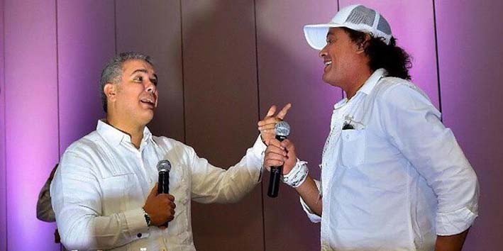 Carlos Vives e Iván Duque cantaron juntos durante menos de dos minutos en el evento anual de Tras la Perla en Santa Marta.