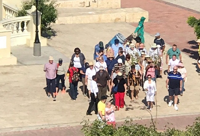 Turistas en el Camellón de la Bahía