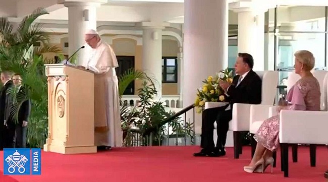 El Papa Francisco acompañado por el presidente de Panamá Juan Carlos Varela