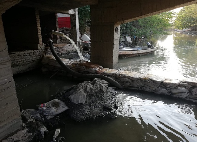 Sacan agua del río con motobomba para poder revisar el tubo que hace meses se averió