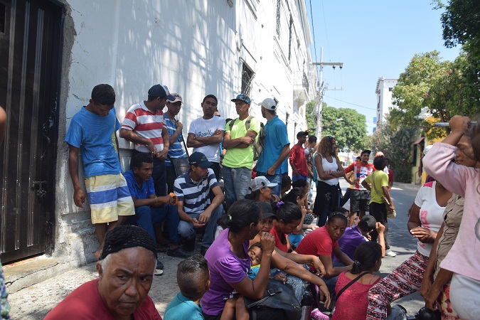 Venezolanos hacen fila para recibir alimentación en el comedor comunitario de la capilla San Juan de Dios. Foto: Archivo