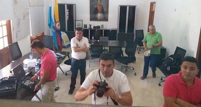 Funcionarios de la Alcaldía denunciaron un presunto allanamiento en el despacho del burgomaestre y de inmediato hubo divulgaciones de imágenes y videos sobre lo que estaba sucediendo.