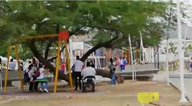 Algunos estudiantes se quedaron en el parque de Pescaíto porque no tuvieron clases