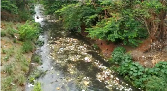 Río Manzanares convertido en basurero a la altura del puente El Mayor