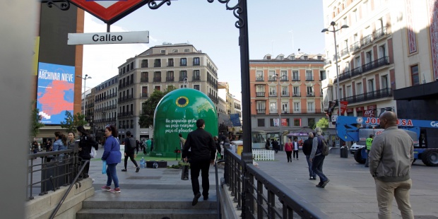 Vista del contenedor gigante en el el Día Mundial del Reciclaje. EFE