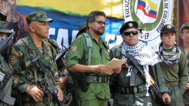 Imagen del video divulgado hoy en internet por las Farc-EP en el que el número dos de la guerrilla colombiana de las Farc, alias "Iván Márquez",