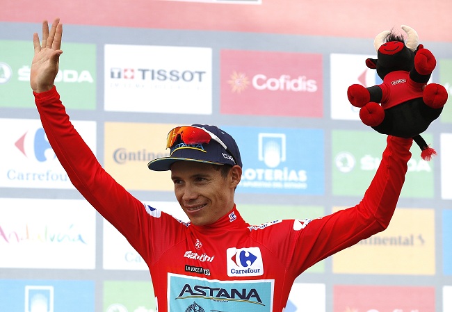 El ciclista colombiano del equipo Astana, Miguel Angel "Superman López", celebra en el podio tras volver a enfundarse el maillot rojo al recuperar el liderato de la clasificación general