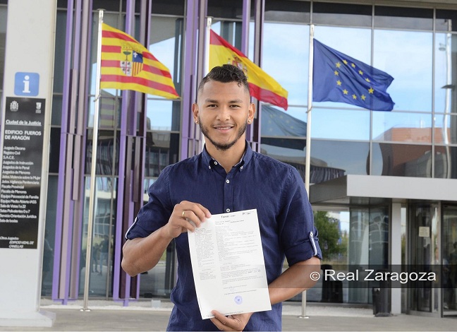 El samario Luis Suárez jura la Constitución y adquiere la nacionalidad española .