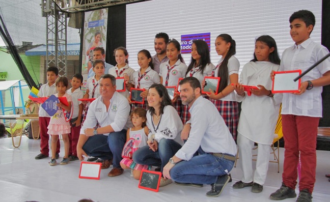 En esta jornada se entraron tabletas digitales para facilitar el aprendizaje en los estudiantes beneficiados. Foto: Gobernación del Magdalena.