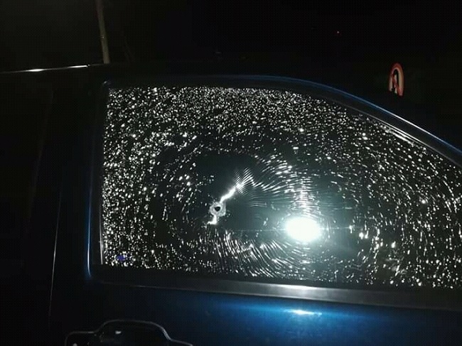 Así quedó el vehículo tipo sedán en el que se transportaba la lideresa