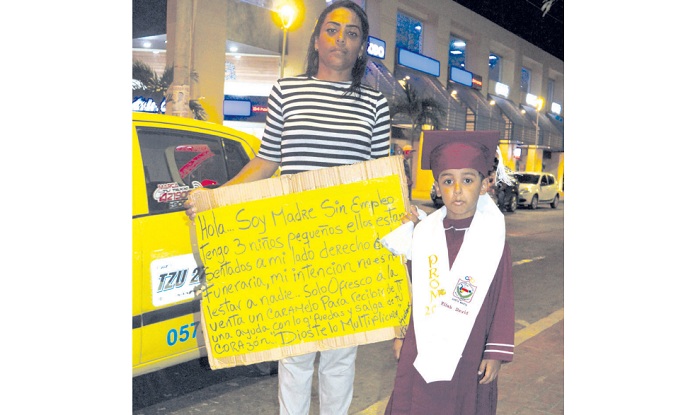 Se graduó hijo de venezolana quien vende dulces en los semáforos de Santa Marta.