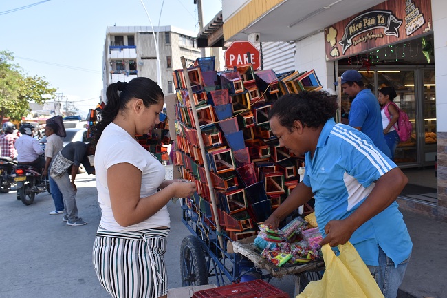 Ciudadana comprando velitas y faroles. Fotos: Édgar Fuentes/ EL INFORMADOR