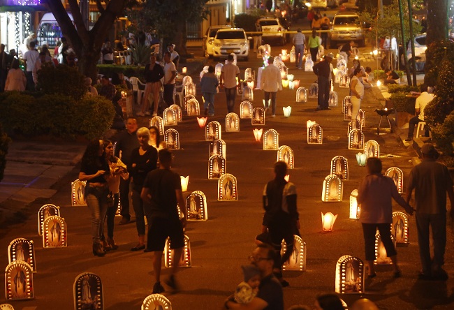En Medellín llenaron las calles de velitas