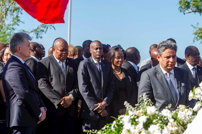 El presidente de Haití, Jovenel Moise (c), y altos cargos del Gobierno conmemoraron este domingo el décimo aniversario del devastador terremoto del 12 de enero de 2010 con una ceremonia celebrada en la comunidad de Saint-Christophe, en Puerto Principe (Haití). EFE