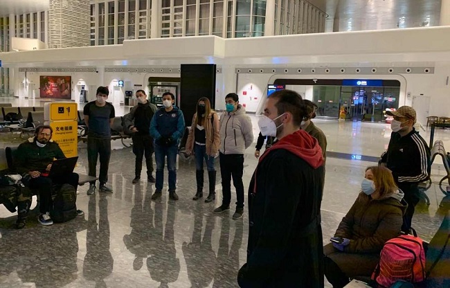 Colombianos en Wuhan ya están en el aeropuerto esperando el avión 