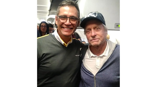 Michael Douglas en Cali. Foto: Twitter @VivaAirCo 