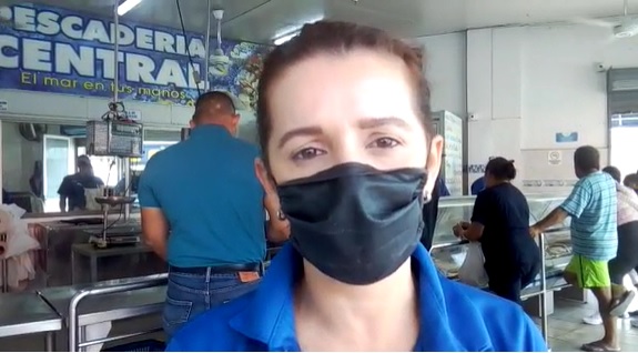 Juliana Colmenares, administradora de la Pescadería Central, en el Mercado de Santa Marta